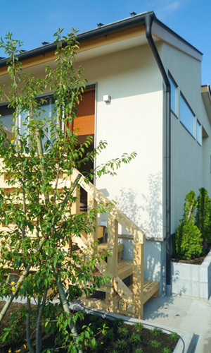 デッキが外からの視線を遮ります