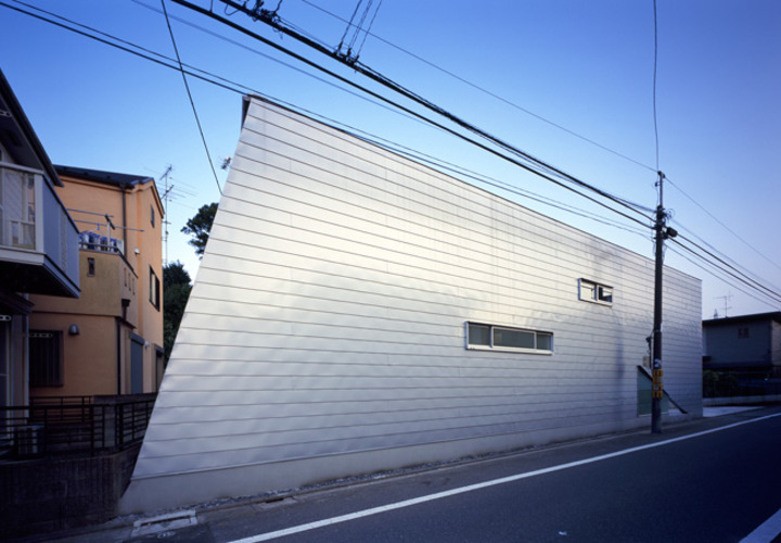 クールな印象のガルバリウム外壁