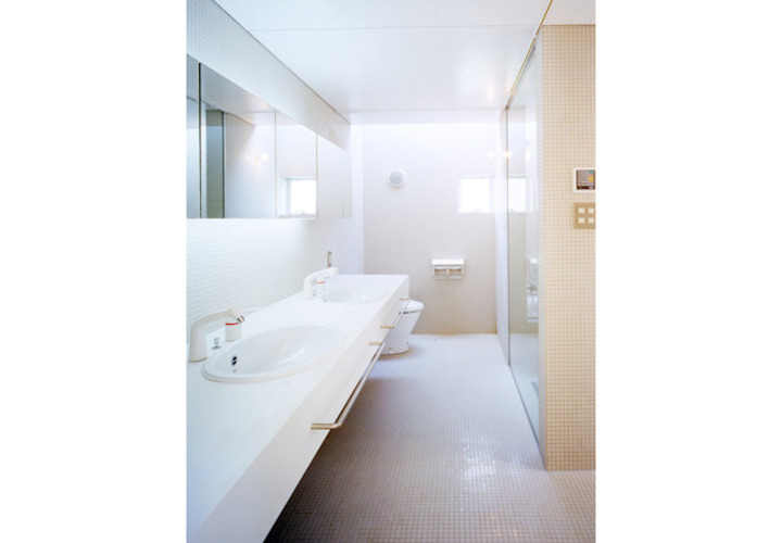 二つ洗面ボウルを設置したサニタリースペース