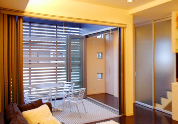 リビングからテラス方向です 折れ戸を全開放しています