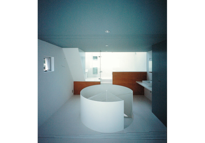 バスルームのフロアから見た螺旋階段