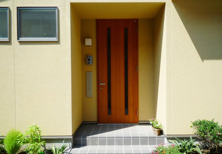 シンプルな玄関アプローチ