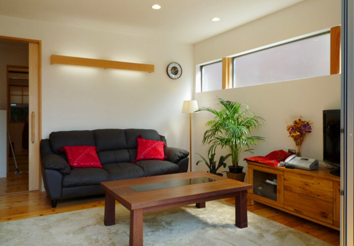 東面の高窓から朝日が差し込みます