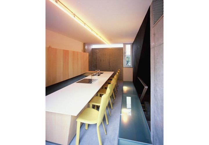 対面カウンター式の２階キッチン