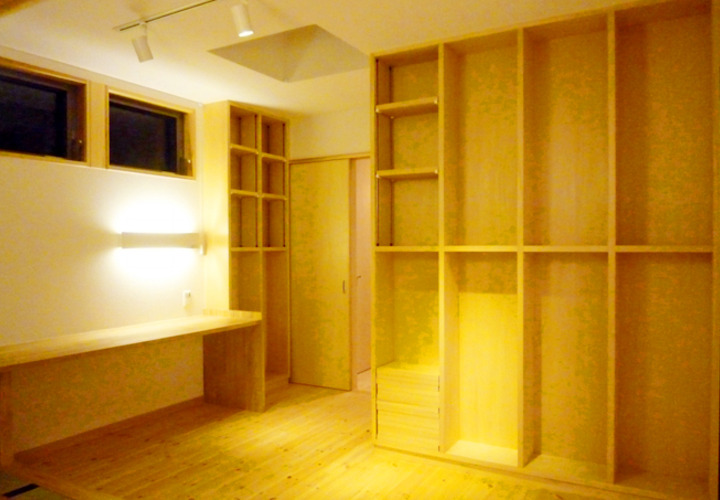 カウンターの机と本棚