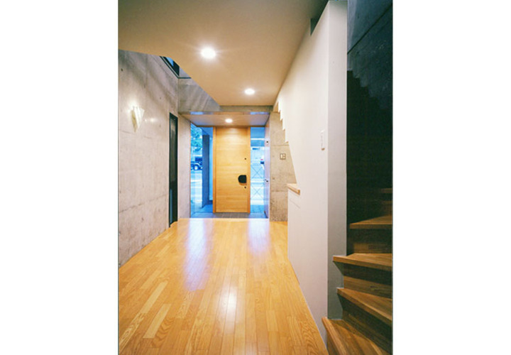 ガラス窓でオープンな玄関ホール