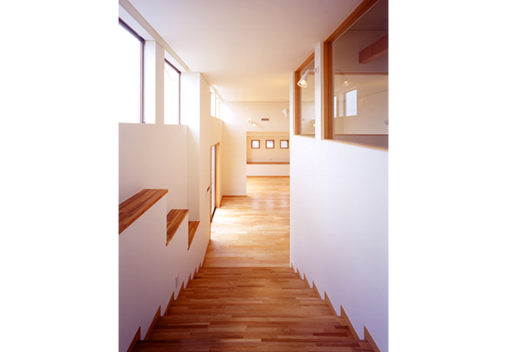 幅を広くとったリビングへの階段