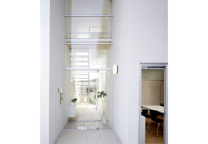 ガラス壁でモダンな印象の階段スペース