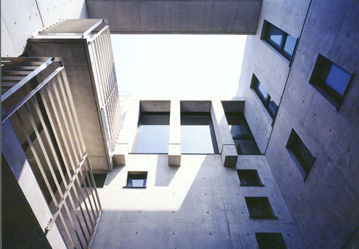 中庭の吹き抜けを見上げる