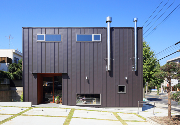 駐車スペースから見る正面外観