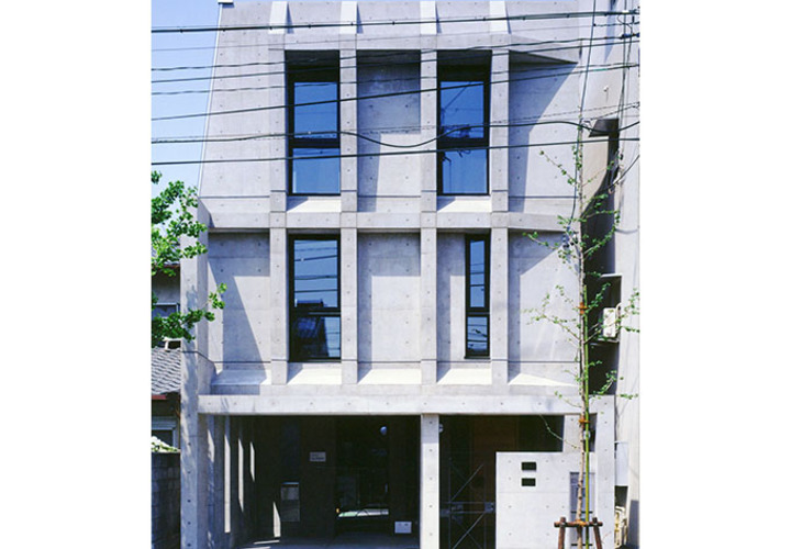 コンクリートのストライプが印象的な正面外観