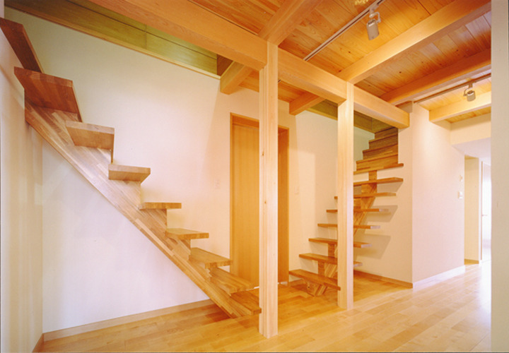 向かい合うように配置された階段