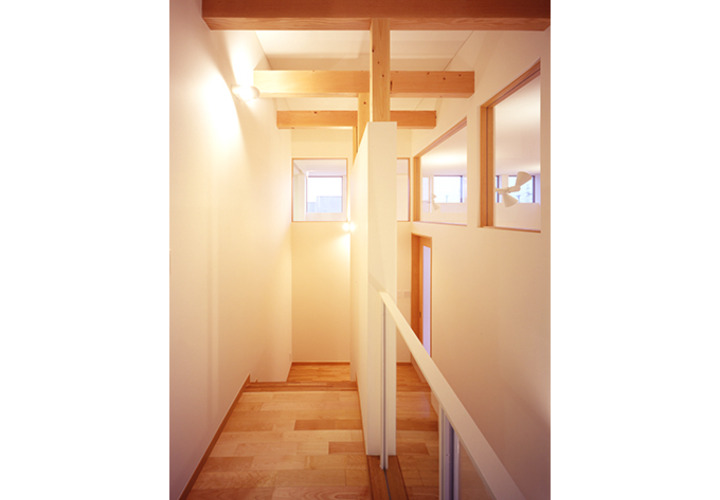 室内窓で風通しのよい廊下空間