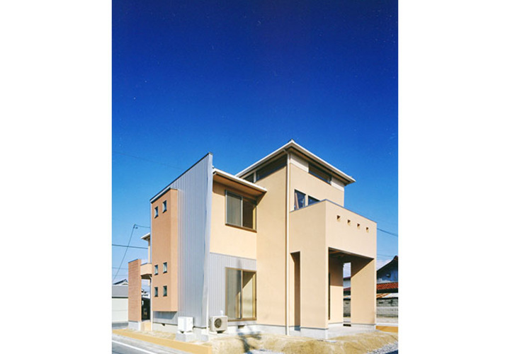 見る方向で印象を変えるデザインの外観