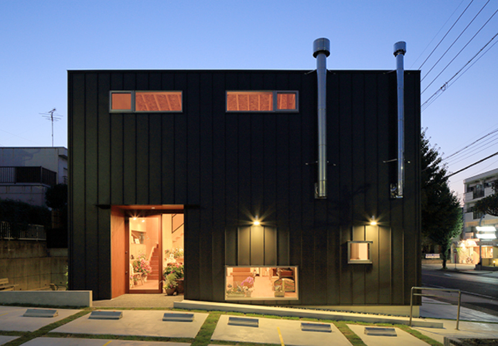 室内の様子が垣間見える夕景外観