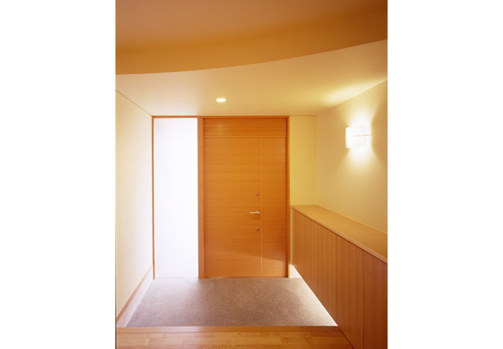 木目調の玄関ドアが出迎える