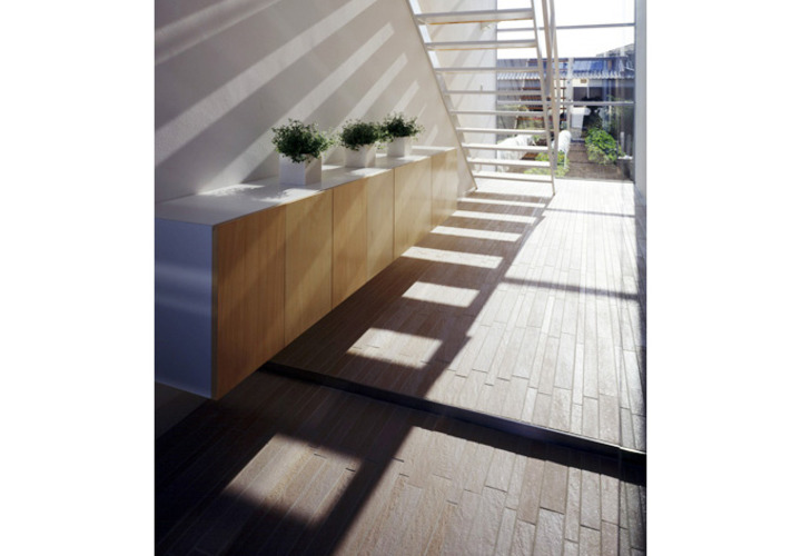 ウッドデッキのような明るい階段スペース