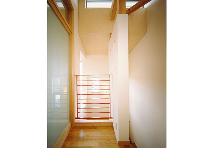 赤い柵がインテリアのポイントに