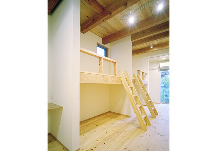 部屋を広く使えるロフトベッド