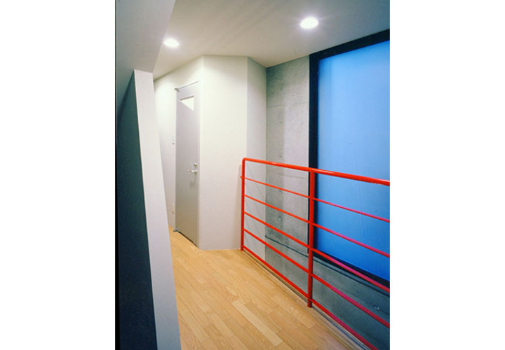 赤い手摺がアクセントの廊下