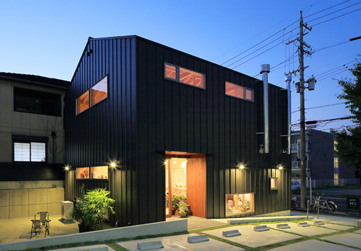 室内の暖かい光が際立つシックな外観