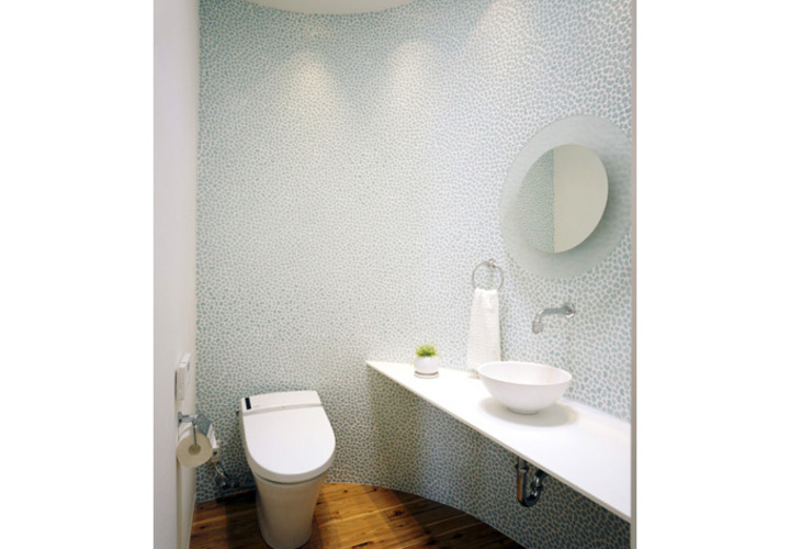 まるで海の中にいるよう。曲線とタイルが印象的なトイレスペース