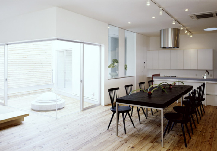 打ち合わせスペースにも、みんなでランチにも活用できるダイニング