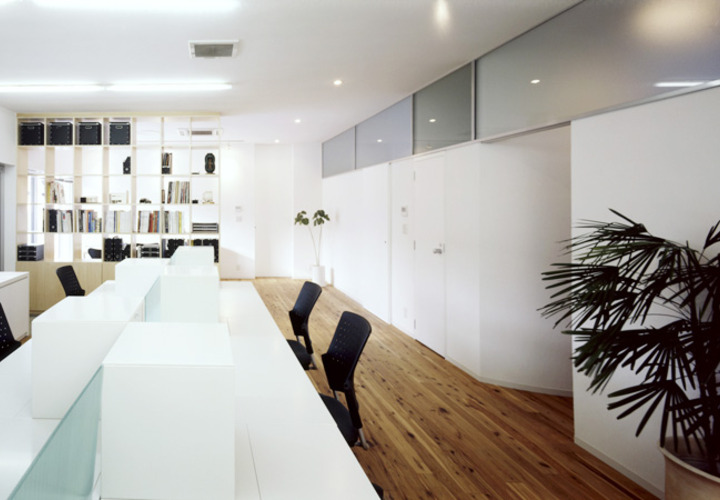 黒をキーカラーにしたインスピレーションがわく事務所スペース