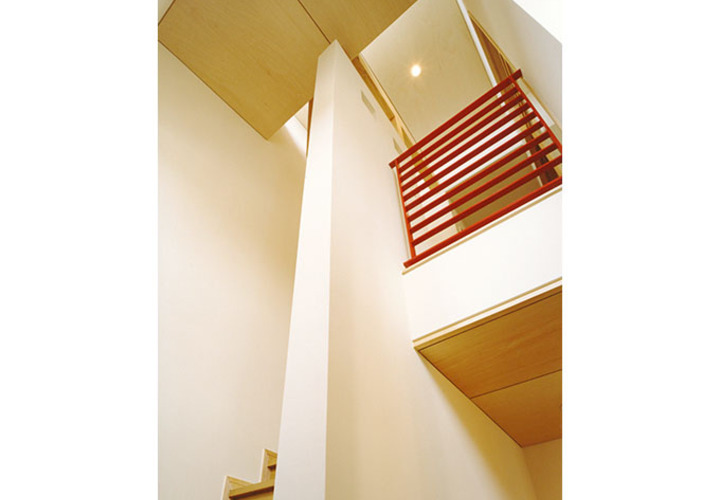 吹き抜けになっている廊下を見上げる