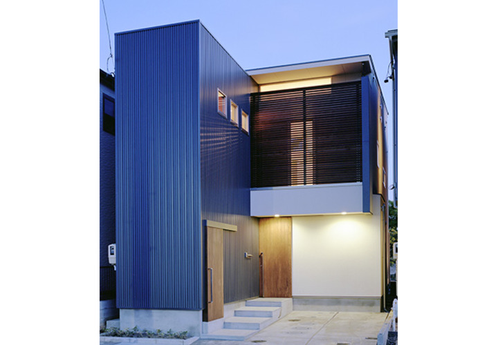 コンパクトにまとめられた夕景外観