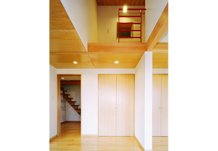 吹き抜けで明るい光の差し込む子供部屋