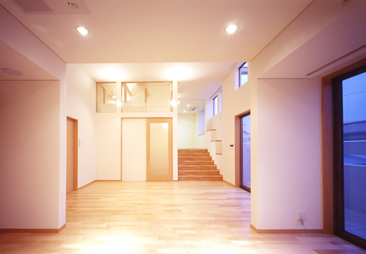 幅広階段がインテリアの一部に