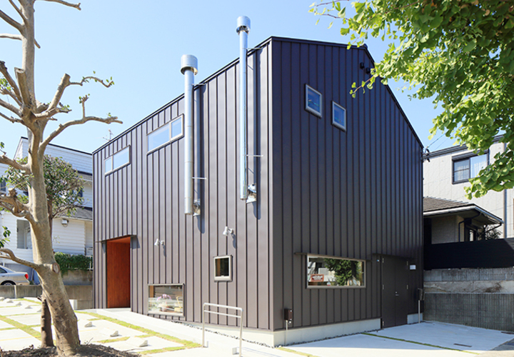 内装が見たくなる存在感のある家