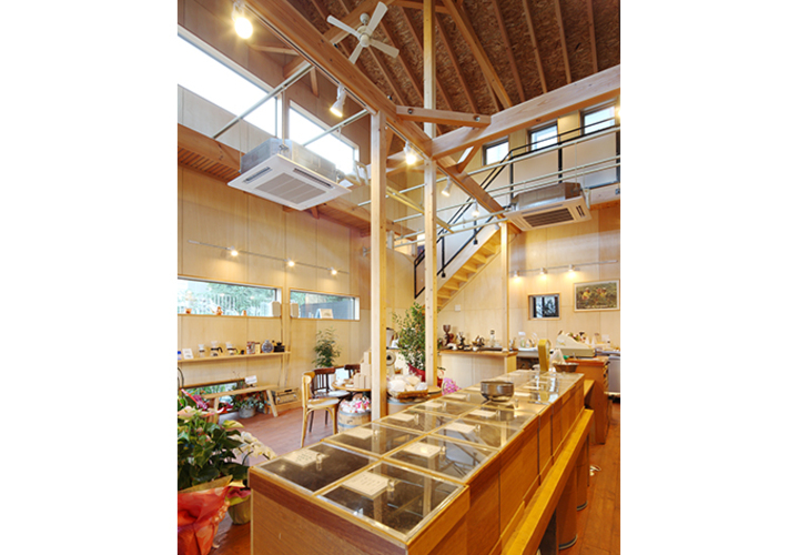 木の温もりが優しい開放的な室内空間