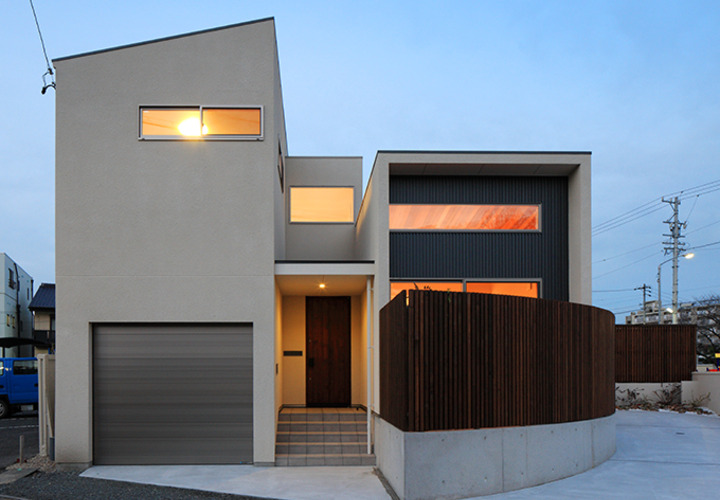 駐車スペースとエントランスを望む