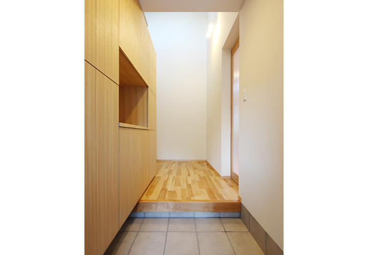 吹き抜けの光で明るい玄関ホール