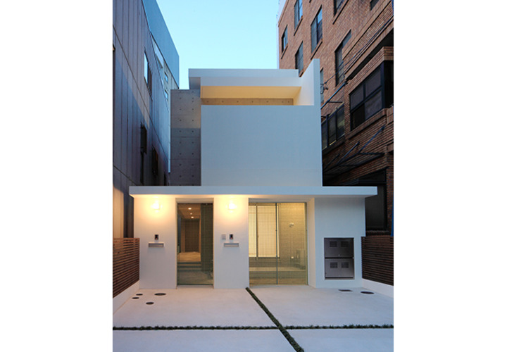 室内の奥行きを感じる夕景外観