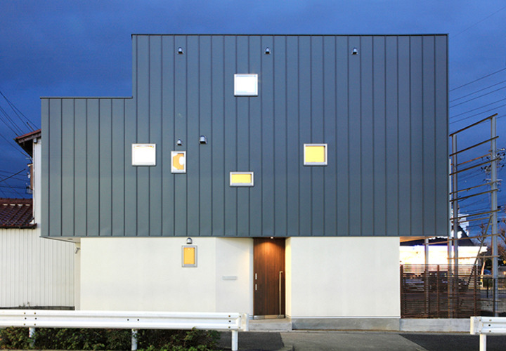 小さな小窓が覗くシンプルモダンな外観