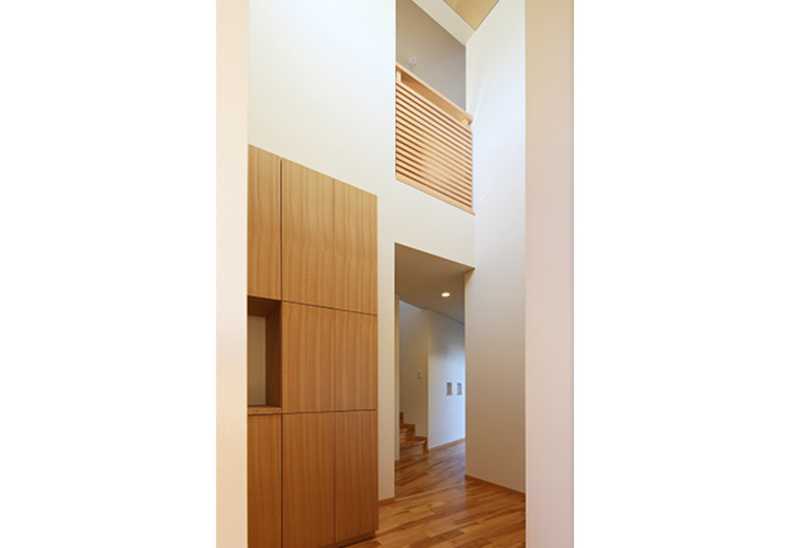 吹き抜けを介して2階に繋がる玄関ホール