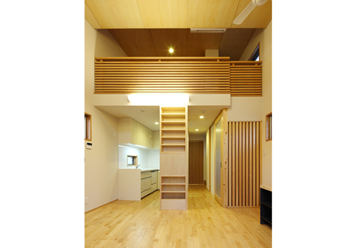 リビングからキッチンと2階を望む