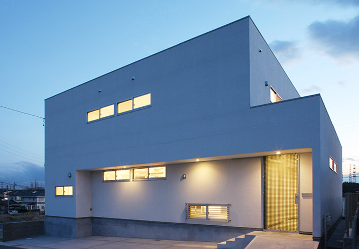 シンプルで直線的な夕景の外観