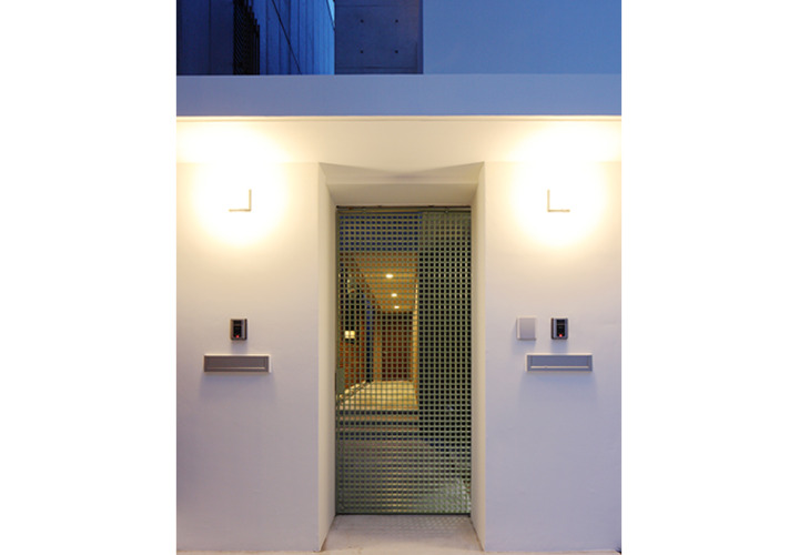 網目のドアが個性的なエントランス