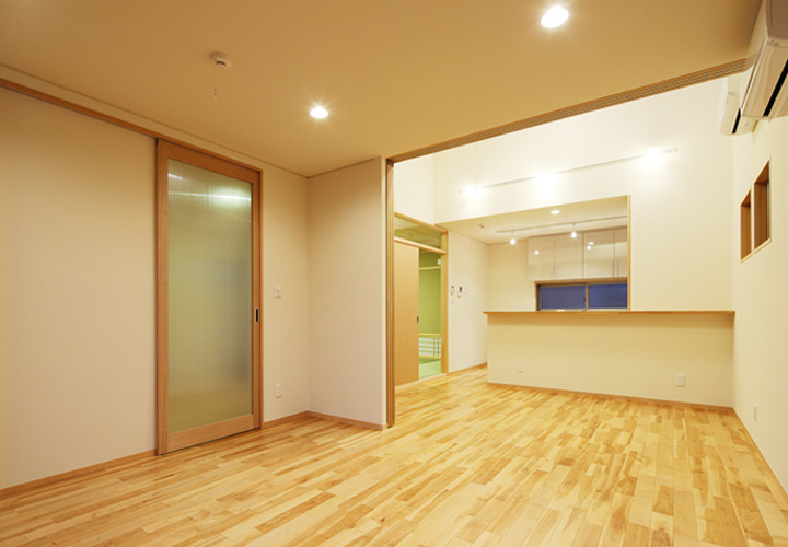 キッチン上部が吹き抜けになっているLDK