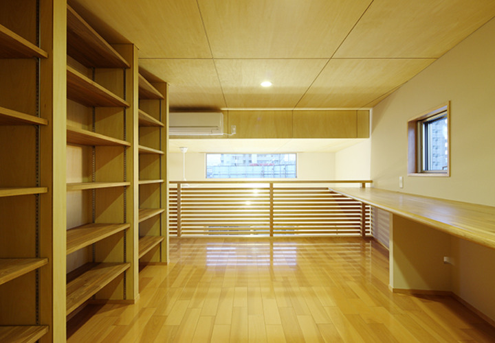 吹き抜けを介してリビングと繋がる居室