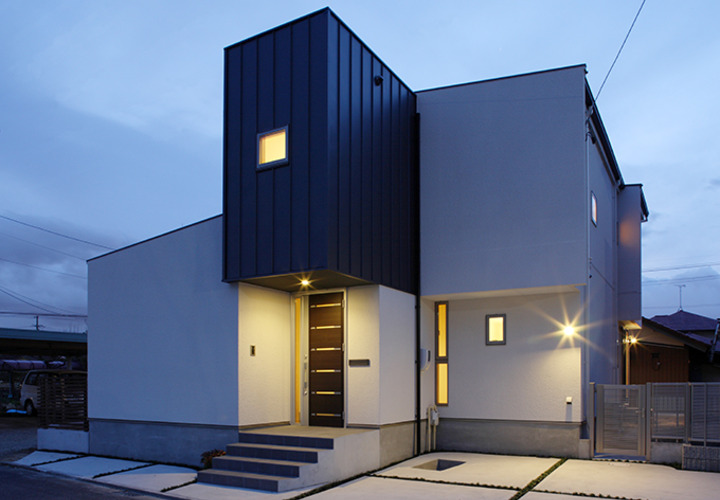 壁がせり出したようなシャープで個性的な外観