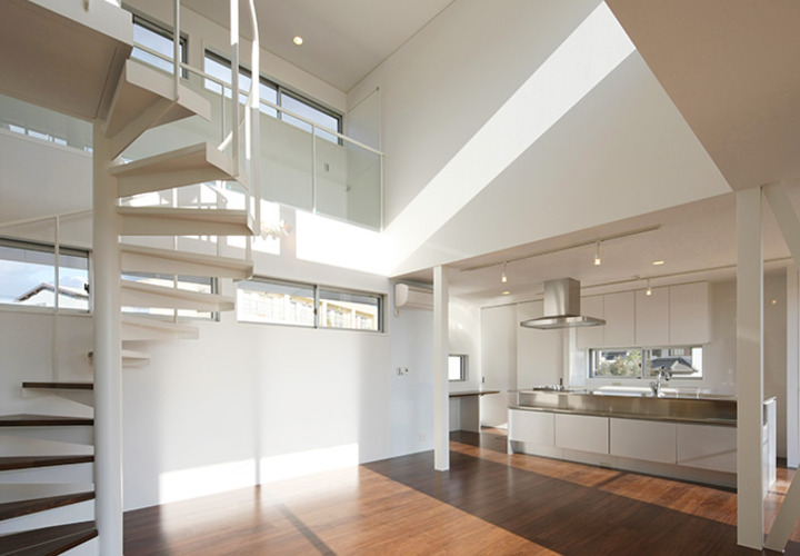 曲線が美しい螺旋階段のあるリビング