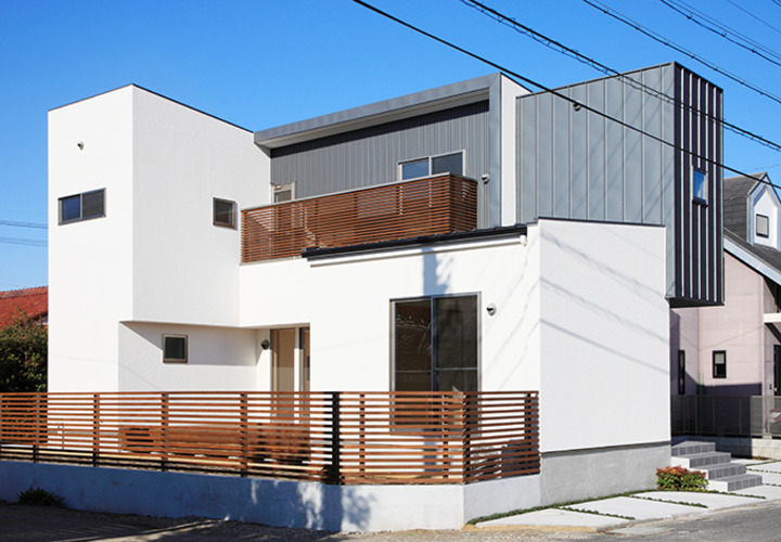 広々とした中庭をルーバーが囲う外観