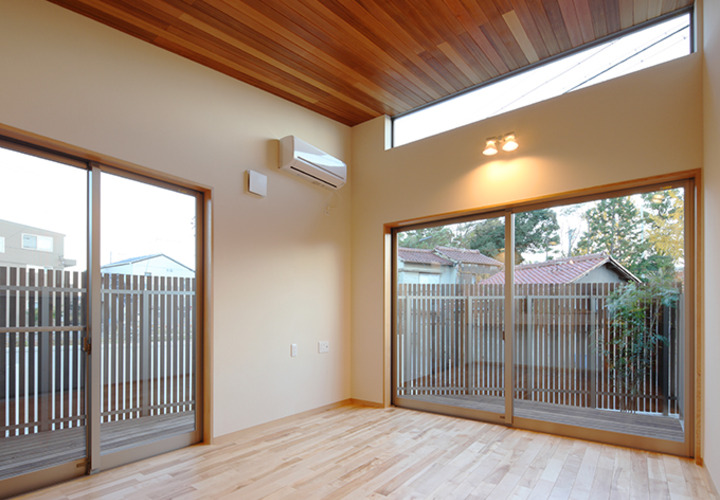 板張りの天井で風合い豊かな室内