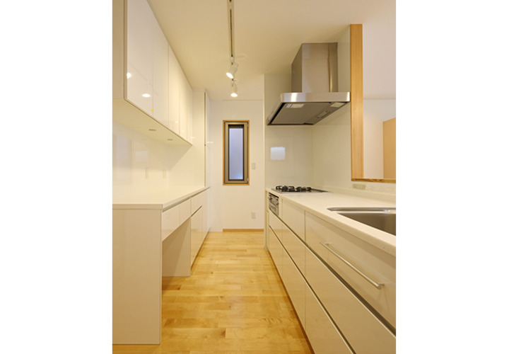 家族の顔が見えるカウンターキッチン