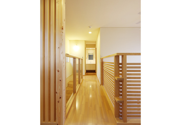 吹き抜けと階段の間を通る2階廊下
